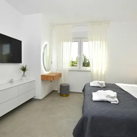 Refined And Inviting In - Four Bedroom With Pool קאנפאנאר