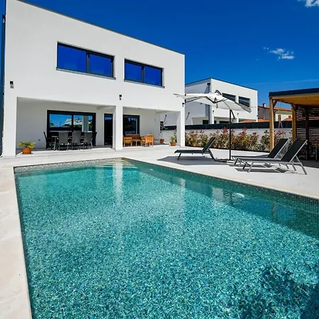 Refined And Inviting In - Four Bedroom With Pool * קאנפאנאר