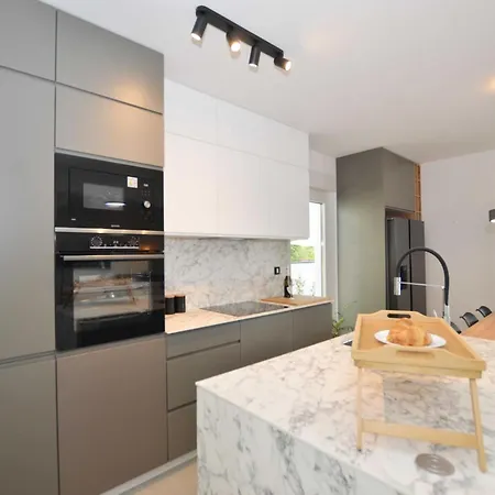 Refined And Inviting In - Four Bedroom With Pool וילה