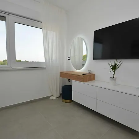 Refined And Inviting In - Four Bedroom With Pool