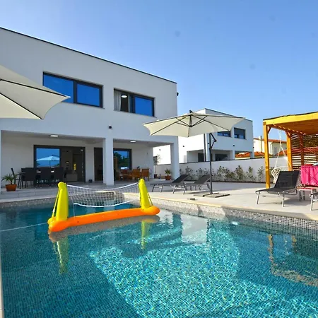 וילה Refined And Inviting In - Four Bedroom With Pool *