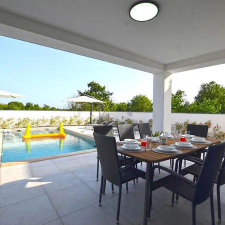 וילה Refined And Inviting In - Four Bedroom With Pool קאנפאנאר
