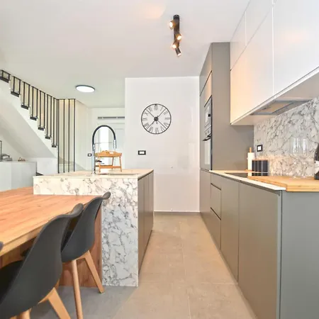 Refined And Inviting In - Four Bedroom With Pool