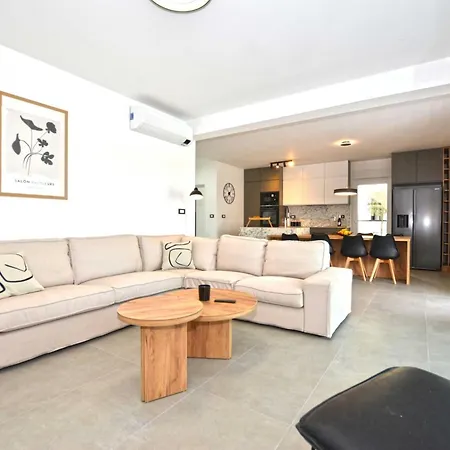 Refined And Inviting In - Four Bedroom With Pool וילה