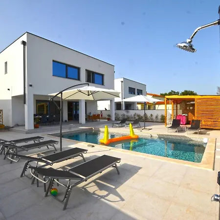 Refined And Inviting In - Four Bedroom With Pool *