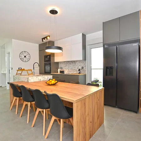 Refined And Inviting In - Four Bedroom With Pool * קאנפאנאר