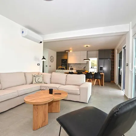 Refined And Inviting In - Four Bedroom With Pool וילה