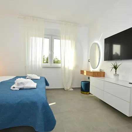 Refined And Inviting In - Four Bedroom With Pool קאנפאנאר
