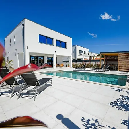 Refined And Inviting In - Four Bedroom With Pool קאנפאנאר