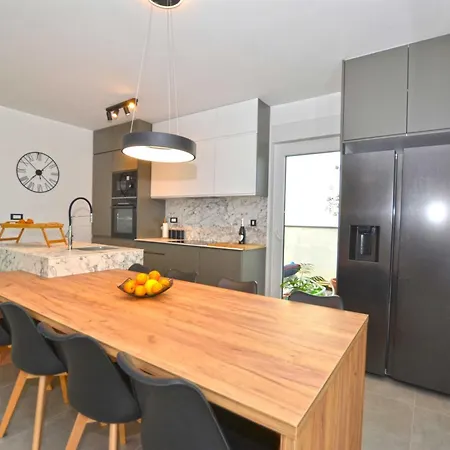 Refined And Inviting In - Four Bedroom With Pool וילה