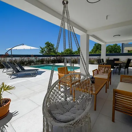 Refined And Inviting In - Four Bedroom With Pool וילה