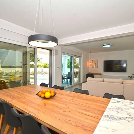 Refined And Inviting In - Four Bedroom With Pool וילה