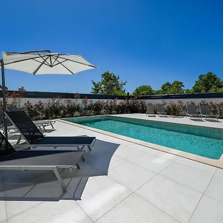 Refined And Inviting In - Four Bedroom With Pool