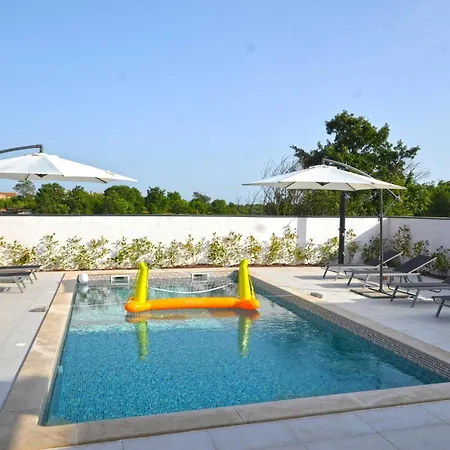Refined And Inviting In - Four Bedroom With Pool וילה *