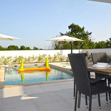 Refined And Inviting In - Four Bedroom With Pool * קאנפאנאר