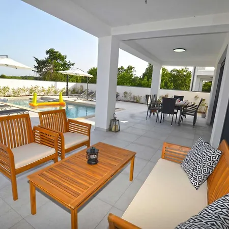 Refined And Inviting In - Four Bedroom With Pool * קאנפאנאר