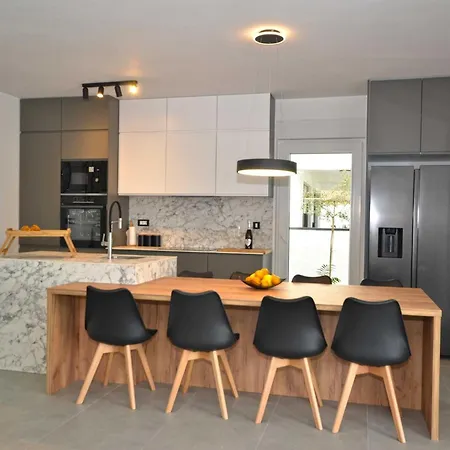 Refined And Inviting In - Four Bedroom With Pool וילה