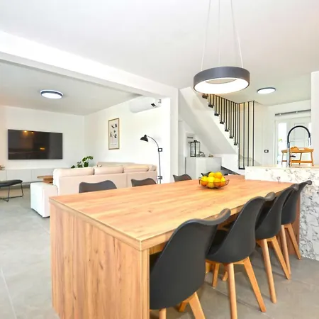 Refined And Inviting In - Four Bedroom With Pool * קאנפאנאר